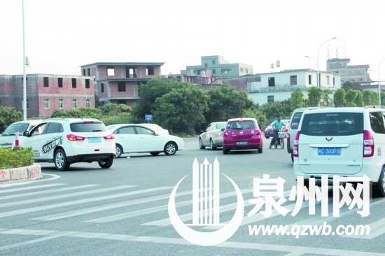 南迎宾大道与崇宏街交界处无信号灯，交通混乱