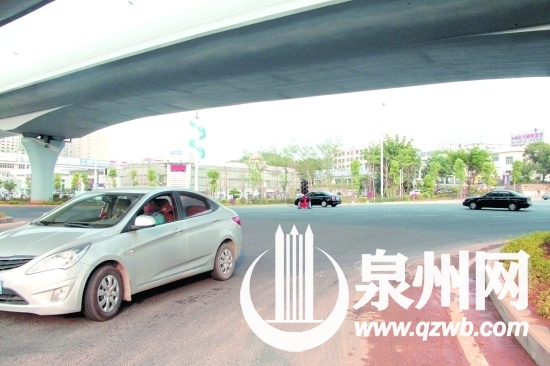 南迎宾大道与吉泰路交界处，临时灯控“罢工”。