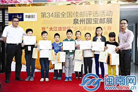 泉州市集邮公司副总经理王志强与本报文化教育部主任 