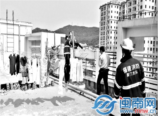 消防官兵一把抱住欲跳楼的女子