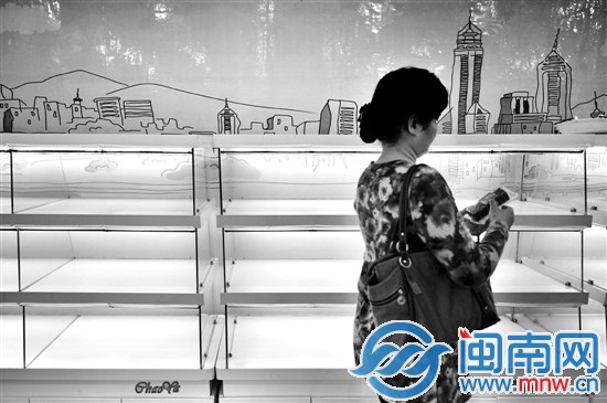面包架上最后一个面包，被这位女士取下