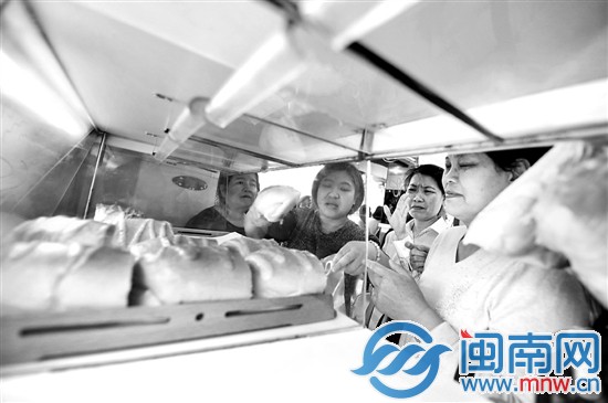 刚出炉的面包，遭到市民的哄抢