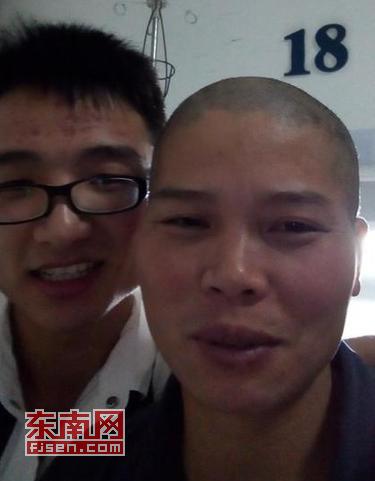 郭荣辉和母亲手术前的合影