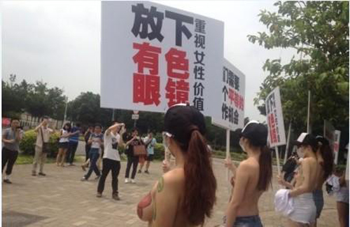 六名女大学生赤裸上身抗议就业歧视2
