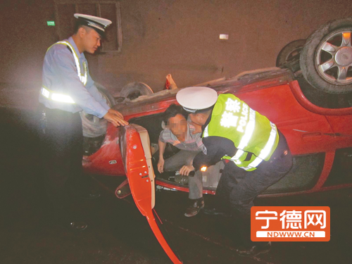 江家渡隧道内轿车翻倒长下坡末端