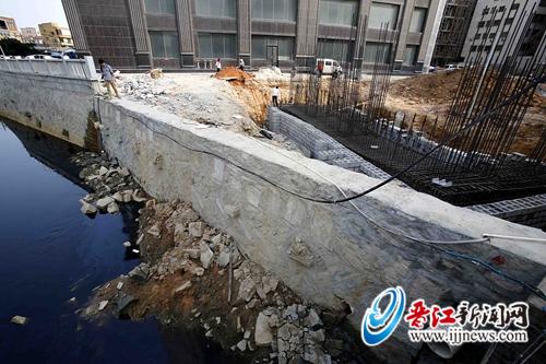 有人往安海加坂溪里倒建筑垃圾