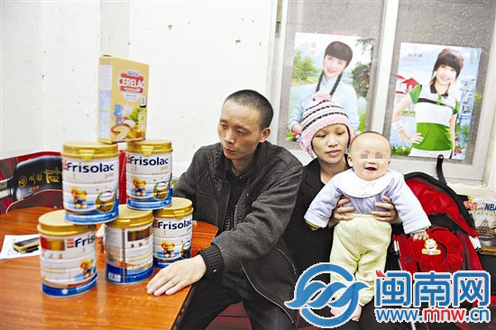 爱心人送去奶粉，一旁的小家伙看到有客人来笑得很开心