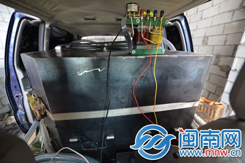 经过改装的商务车内藏着一个用于装油的大铁箱和输油 