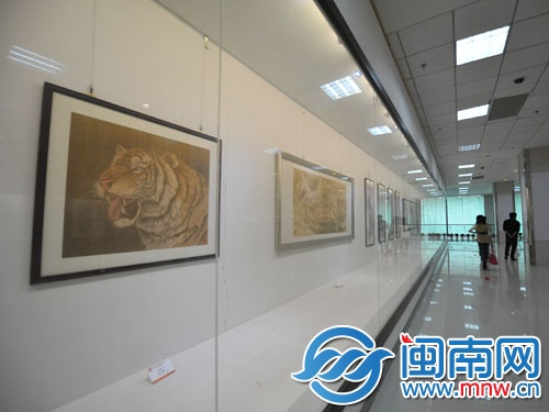 纸织画展览进行中