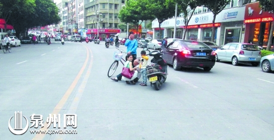 老人摔倒后，多名热心路人上前把他扶起来