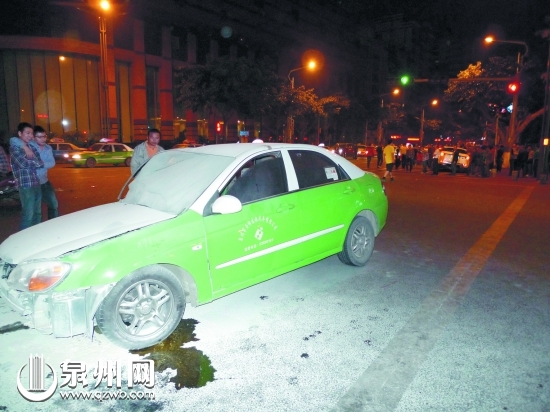出租车车头冒烟，所幸处置及时