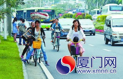 观光自行车穿行机动车道
