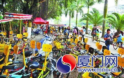 摆放在路边的待租观光自行车