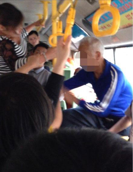飞踹老人