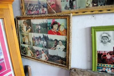 宋吉彬家墙上的旧相框里，宋林妻子(右)早年的照片还 