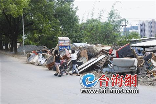 新罗北城市场公交站成垃圾场