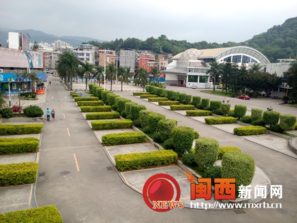 商户堵路后停车场空荡荡