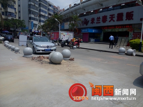 米兰春天超市门口的石墩被移开