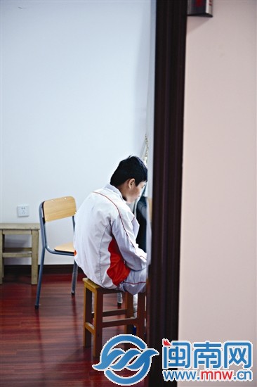 小王很想和同学们交朋友，但却用错了方式