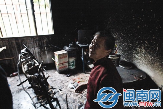 房东阿婆说，曾某被发现时，就在电视与餐桌之间的角落
