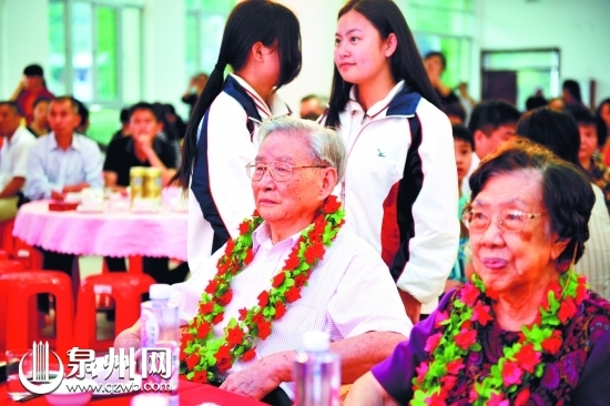 施金城老人都受到师生和乡亲的热烈欢迎