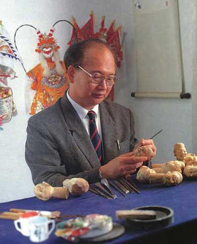 徐竹初先生雕刻木偶