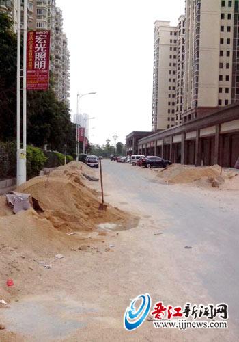 江滨花园小区沙土占道 影响业主店面招租