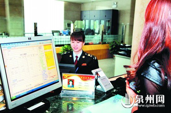 推广“一机双屏”，实现“阳光服务”。