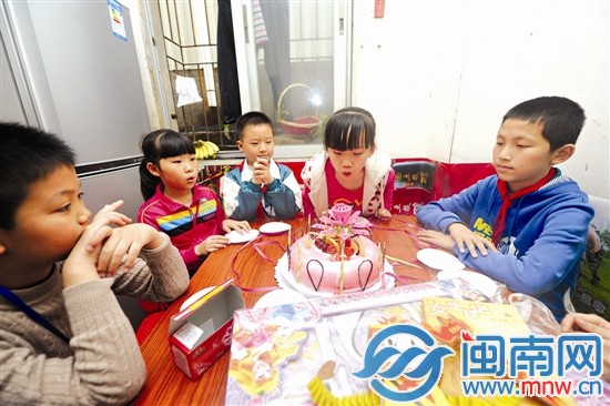 晓婷吹灭蜡烛，许下已经想了好久的愿望：希望爸爸妈 
