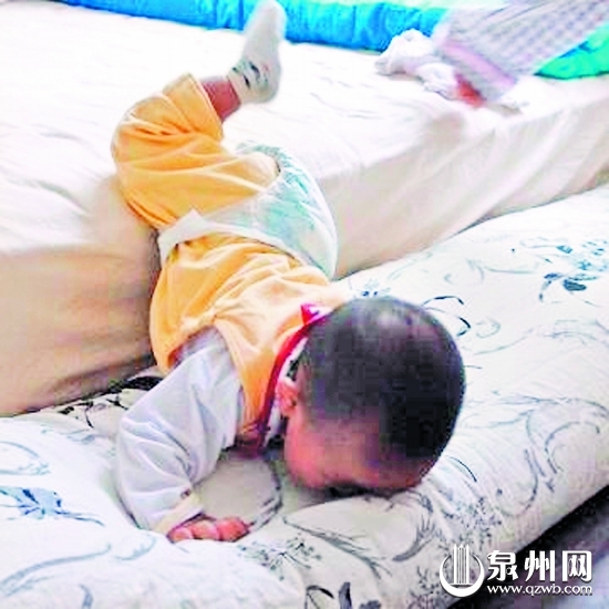 床边垫上被子或软垫