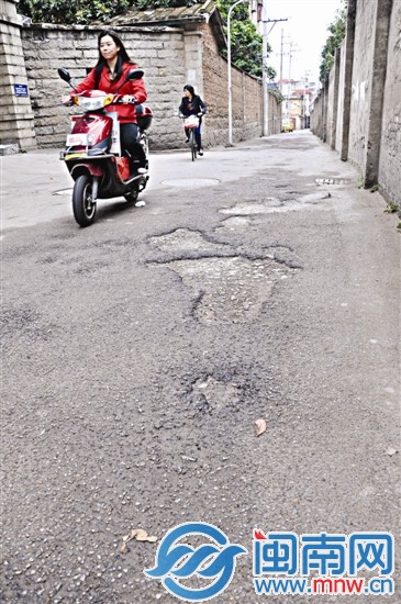 路面布满坑洼，骑车经过有点紧张