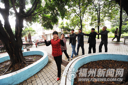 居民们捐建的小区公园是大家健身娱乐的好去处