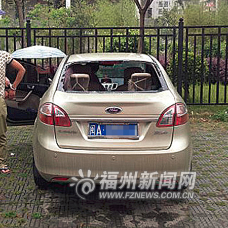 被砸的小车