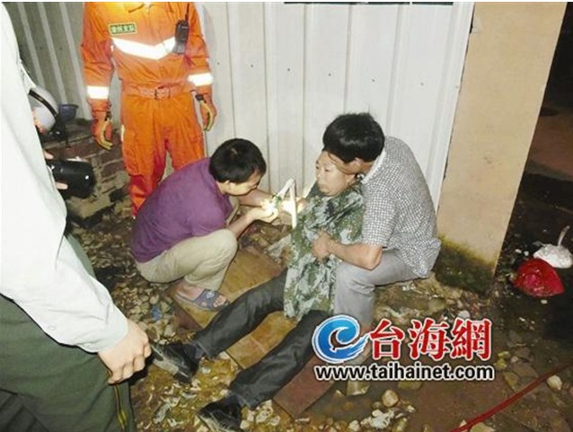 建筑工人不慎滑倒 钢筋扎进手臂