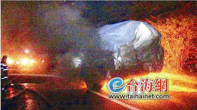 挂车自燃变“火车”