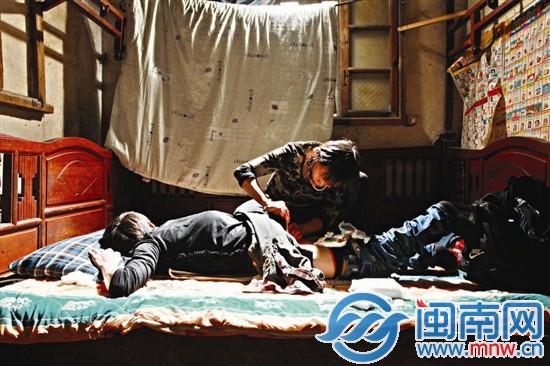 陈阿姨每天帮邓祖平的伤处消毒抹药