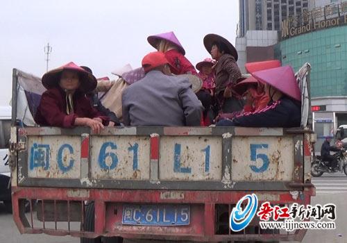 一违规货车竟超载满27人