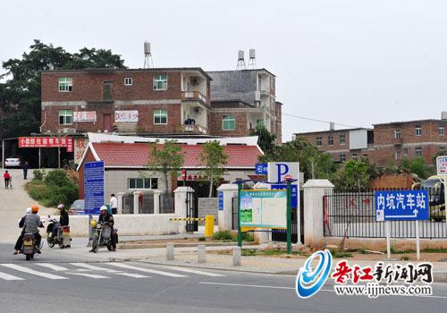 内坑火车站厕所就隐藏在此(红色房子)，内坑入口汽车 