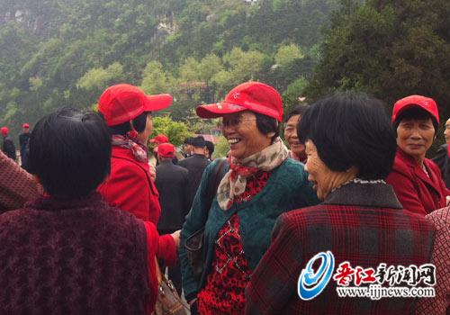 磁灶下灶村组织百余老人游庐山
