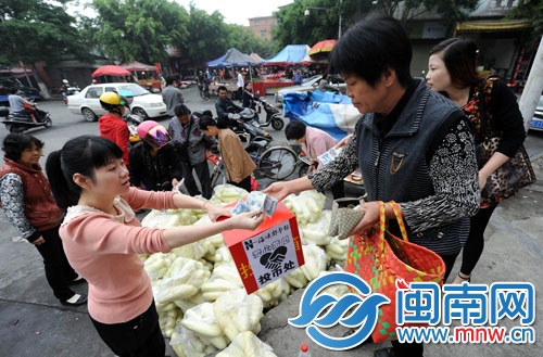 这位阿姨一早就来买瓜，她说一袋10块钱超值