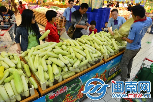 昨日，大润发超市洛江店的新鲜黄瓜刚上架就成抢手货