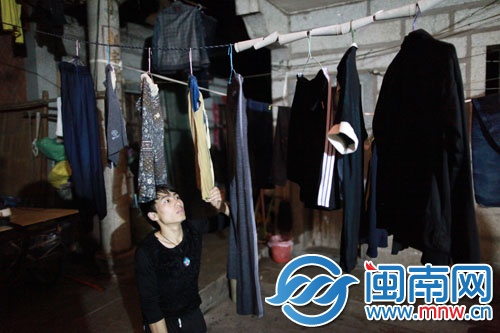 当天小邓就迫不及待地将新衣服洗干净