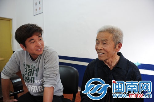 张志鸿和黄土地坐在一起