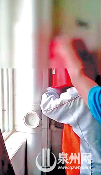 打人者将塑料桶盖在小王头上