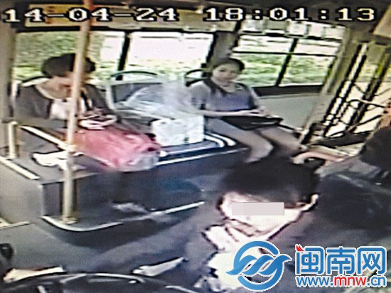 司机左手玩着手机，右手控制方向盘