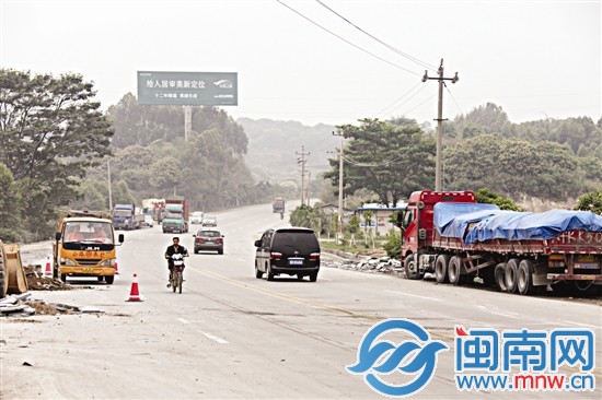 前日的事发路段，是一段下坡路且有弯道