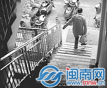 男子作案后提着手袋逃离