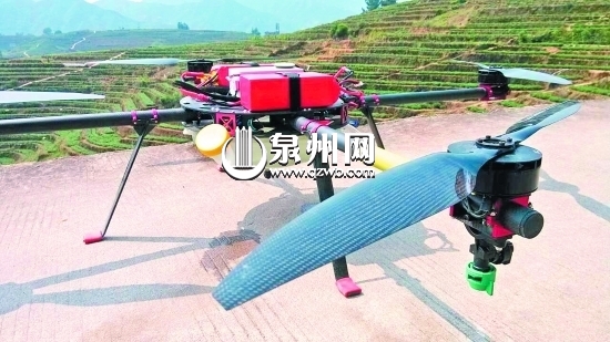 喷洒农药的无人直升机