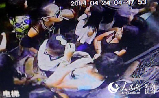 拍摄的10名女孩一同坐电梯离开