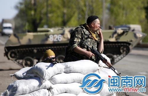 二十四日，在乌克兰东部村庄一个哨卡，一名乌克兰士 